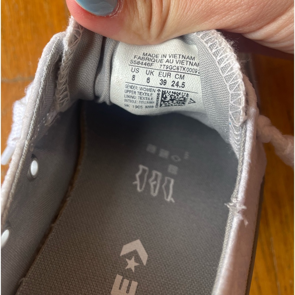 Women’s converse size 8